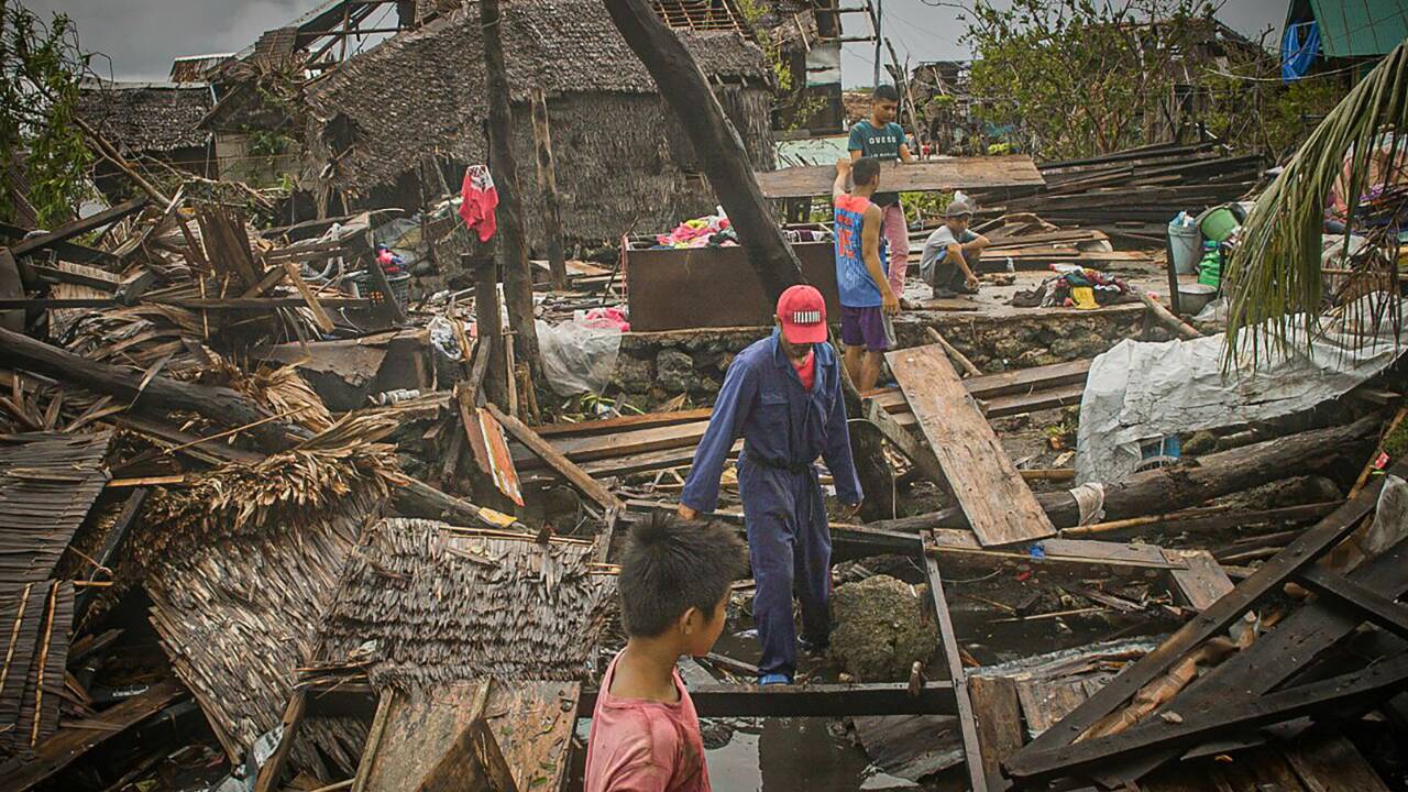 Philippines: un typhon force des dizaines de milliers de personnes à fuir leur maison