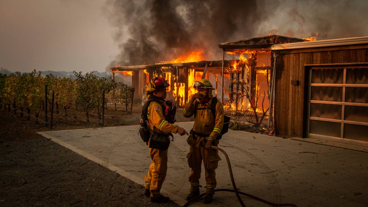 Entre coronavirus et feux de forêt, les pompiers de l'ouest américain pris en tenaille