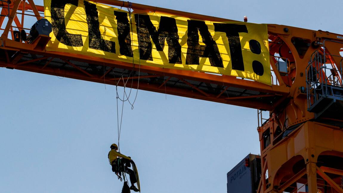 Climat: une banderole Greenpeace à Notre-Dame pour interpeller le gouvernement