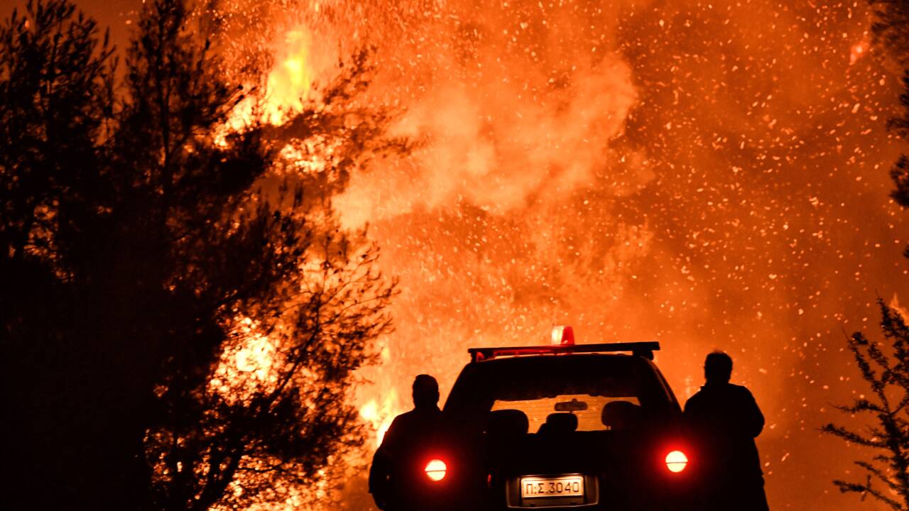 En Grèce, les pompiers luttent contre un violent incendie de forêt