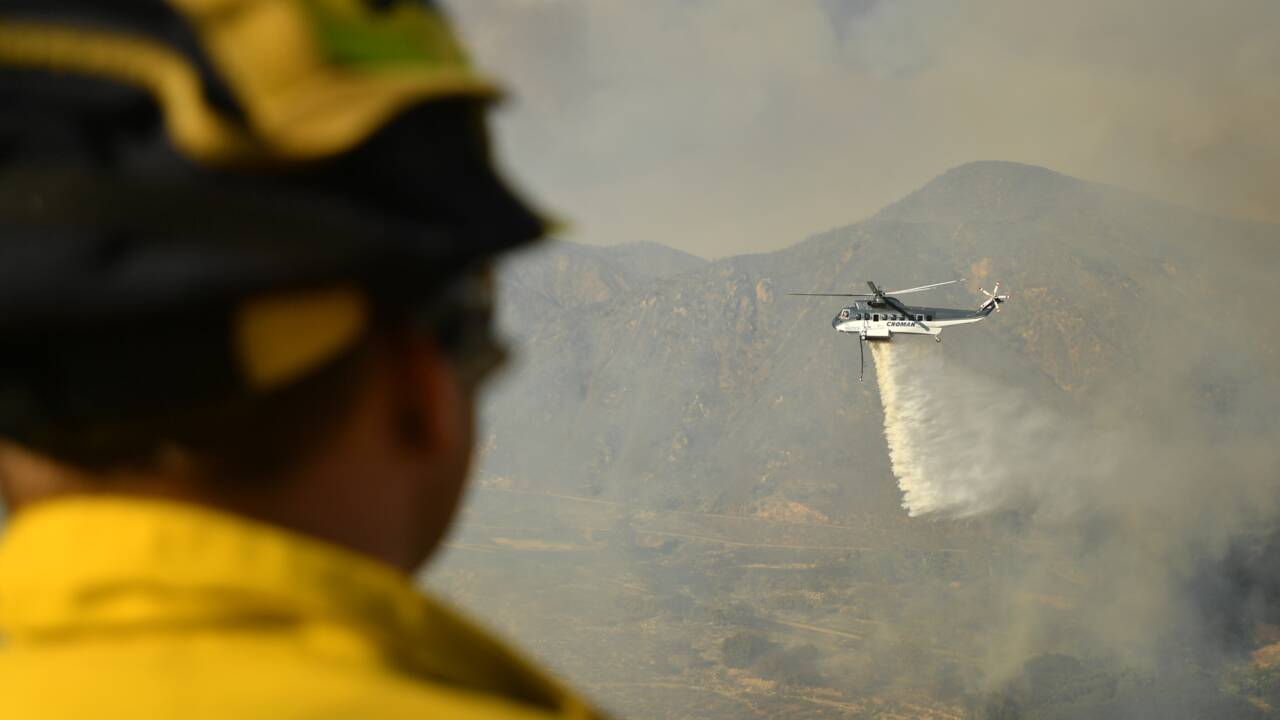 Californie: les pompiers peinent à contenir un incendie à l'est de Los Angeles