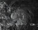 Isaias, rétrogradé en tempête tropicale, approche de la Floride