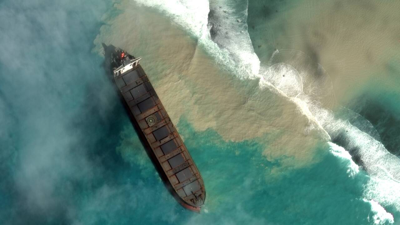 Marée noire: le bateau échoué à l'île Maurice menace de se briser