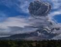 Indonésie : le volcan Sinabung crache un énorme nuage de cendres