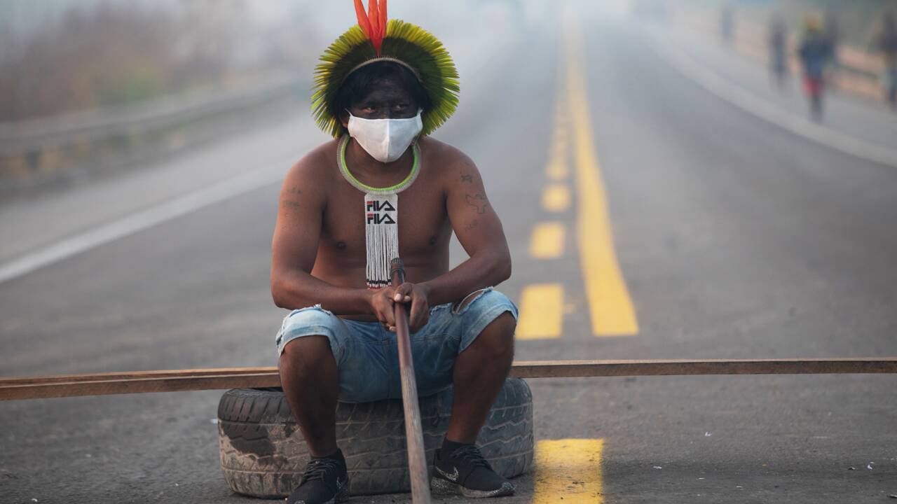 Amazonie : des indigènes lèvent temporairement leur barrage sur une route