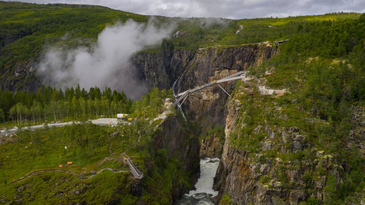 Un spectaculaire “pont en escalier” installé au-dessus d’une des plus belles cascades de Norvège