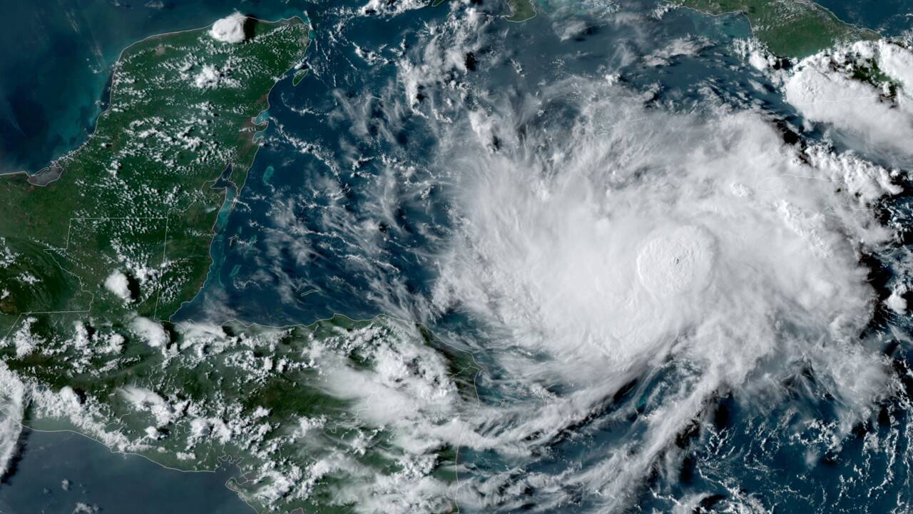Nana, devenu un ouragan, met le nord de l'Amérique centrale en alerte
