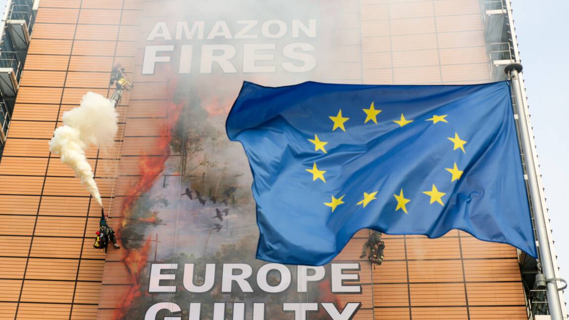 Amazonie: Greenpeace déploie une banderole géante à la Commission européenne