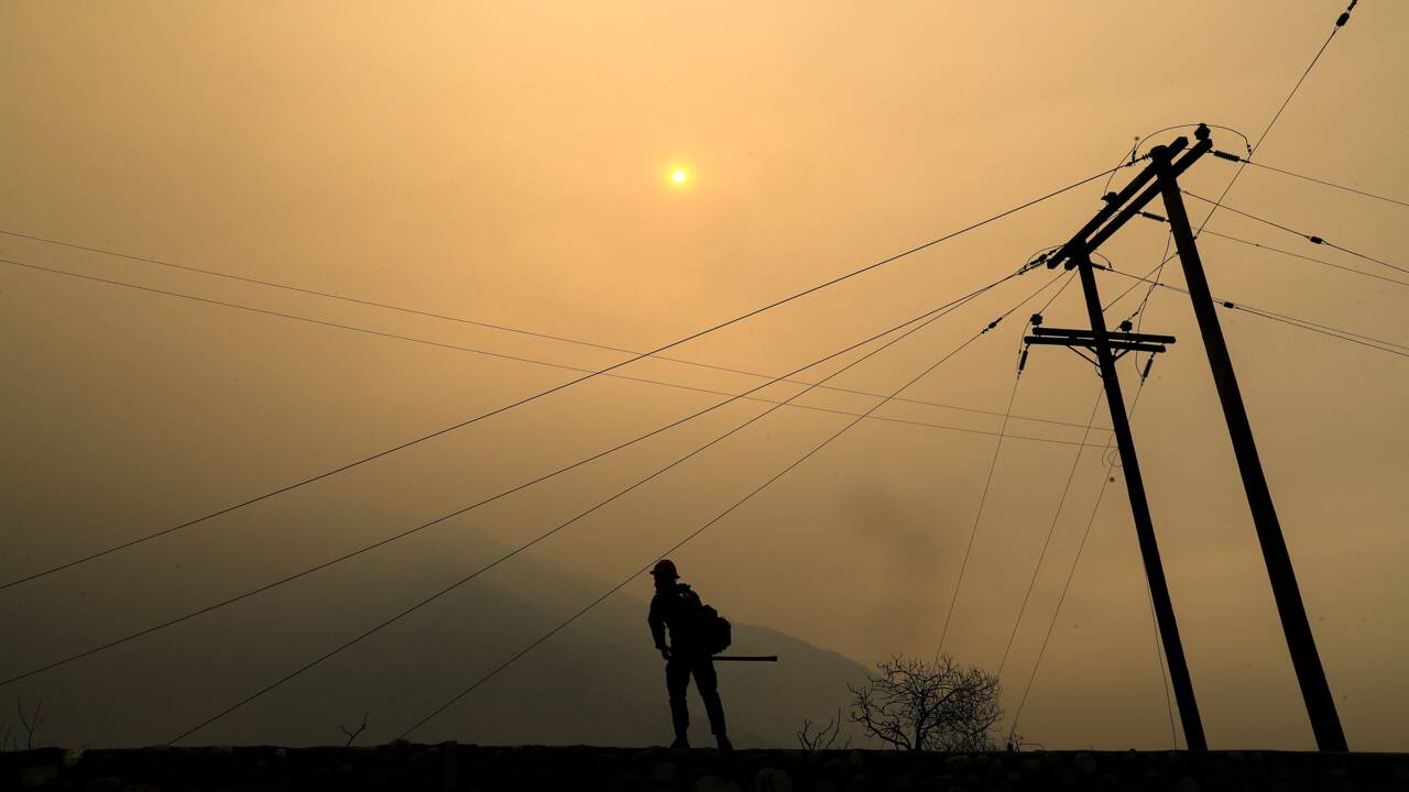 Les incendies continuent de sévir dans l'Ouest américain et menacent un observatoire près de Los Angeles