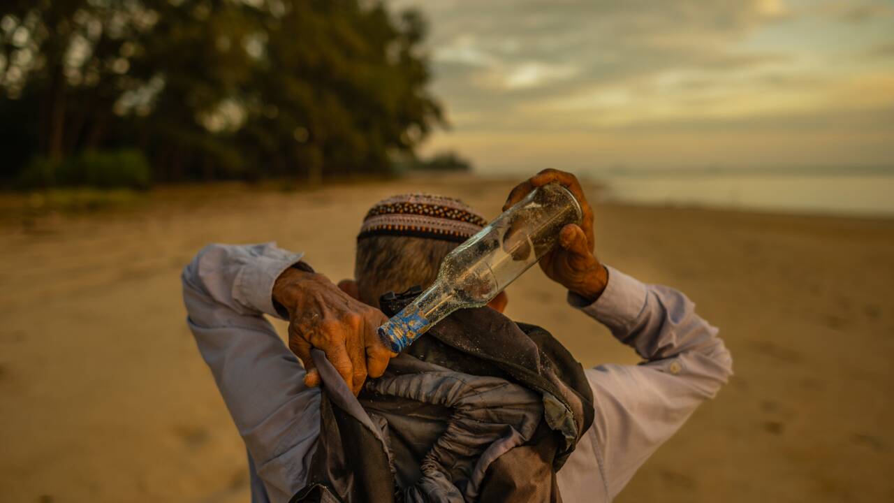 Depuis 15 ans, ce Malaisien collecte les bouteilles échouées sur les côtes