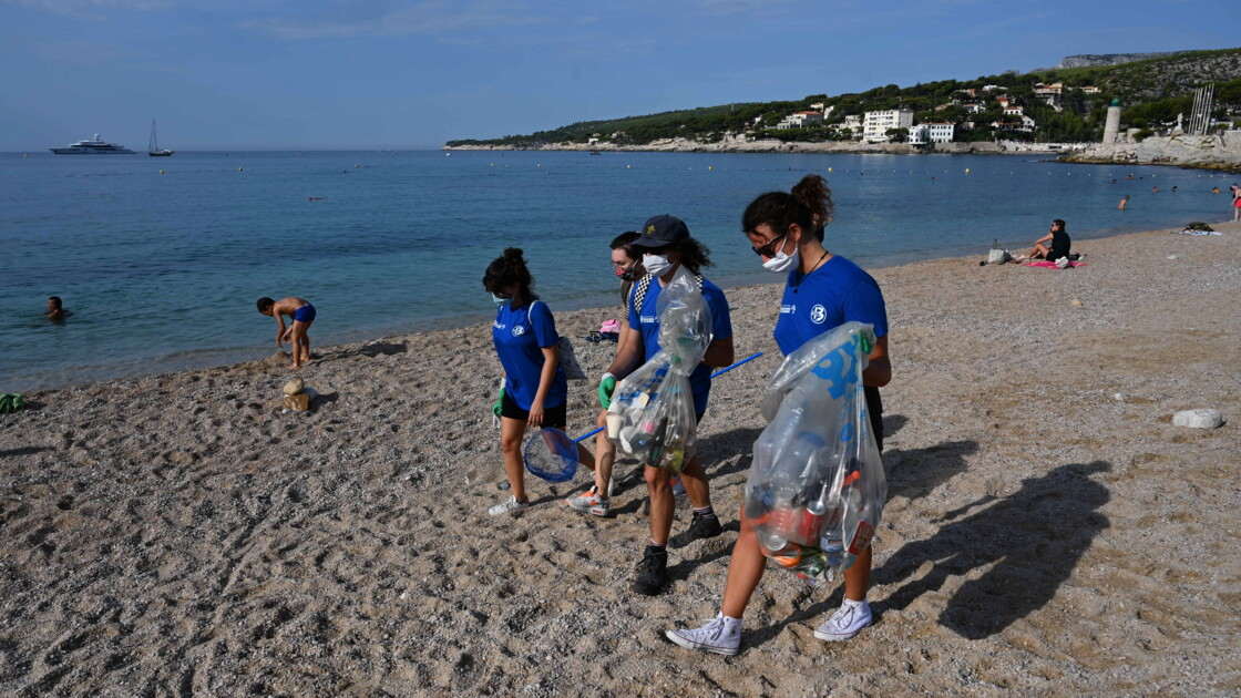Sur Les Plages Marseillaises Des Citoyens Eboueurs Apres Un Ete Desastreux Geo Fr