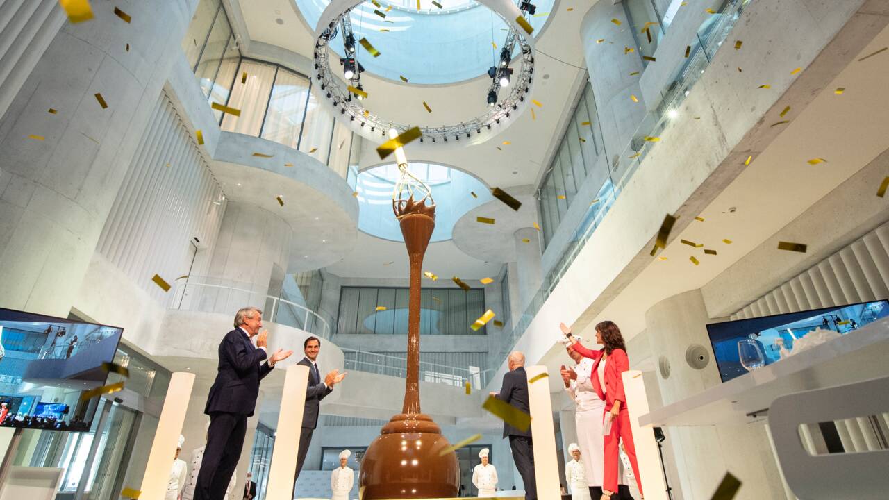 En Suisse, une célèbre marque inaugure une fontaine de chocolat... de 9 mètres de haut !