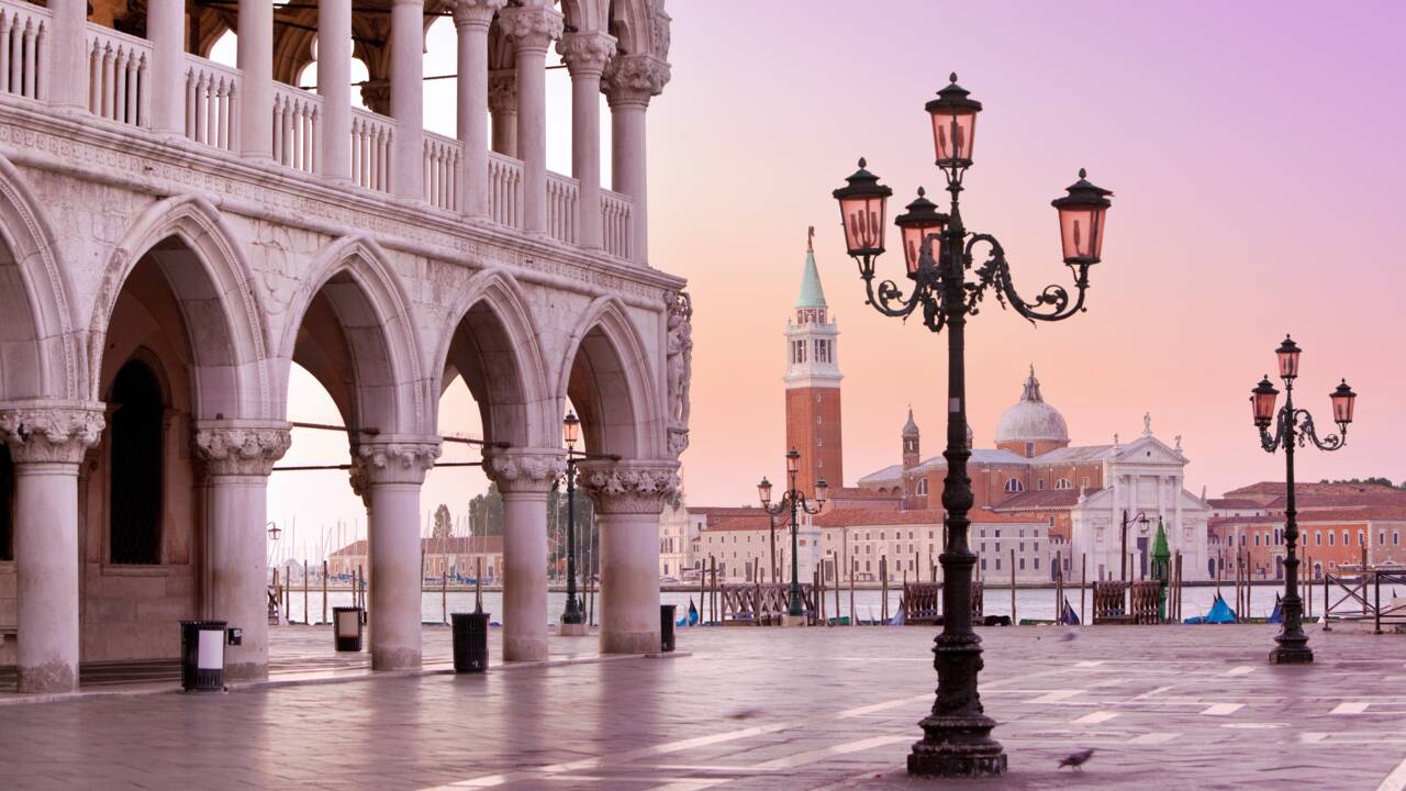 Venise, protégée de la crue par ses digues artificielles, célèbre un "jour historique"