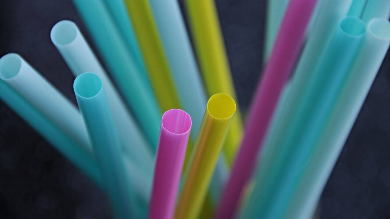 L'Angleterre interdit les pailles et d’autres produits en plastique