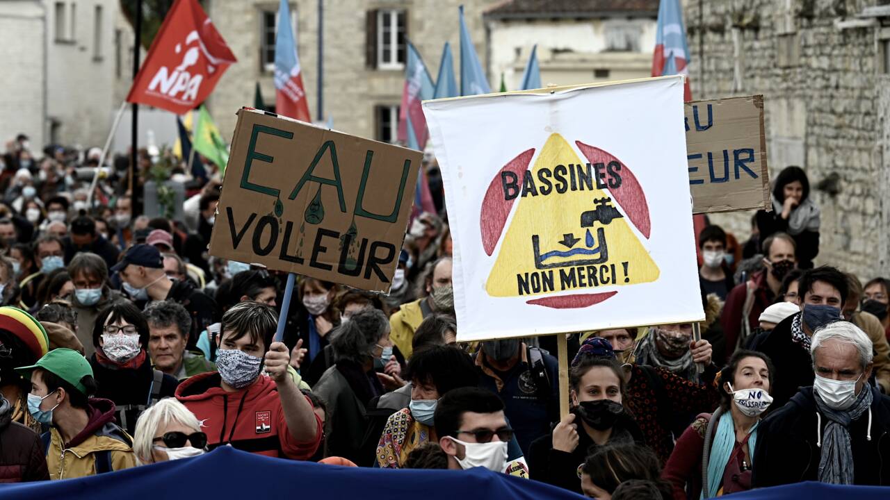 Deux-Sèvres: Jadot, Mélenchon, marchent aux côtés des opposants aux "bassines" pour l'irrigation