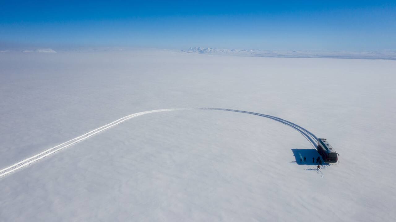 Islande: un bus géant balade ses passagers à 60 km/heure sur un glacier menacé
