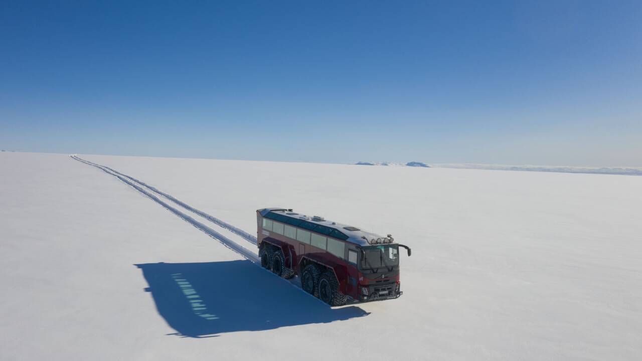 Islande: un bus géant balade ses passagers à 60 km/heure sur un glacier menacé