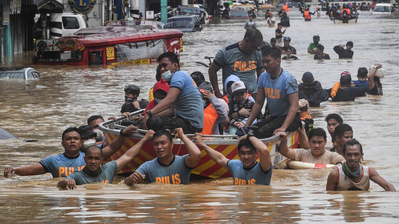 Manille en partie sous les eaux après le passage du typhon Vamco aux Philippines 