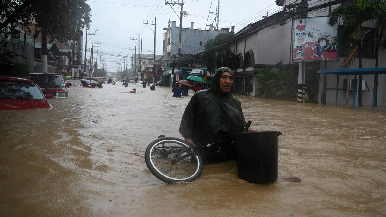 Manille en partie sous les eaux après le passage du typhon Vamco aux Philippines 