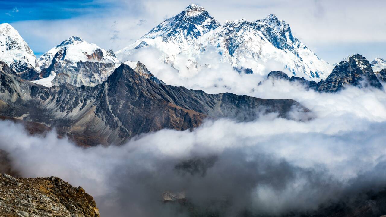 Pourquoi l'Everest a soudainement gagné 86 centimètres