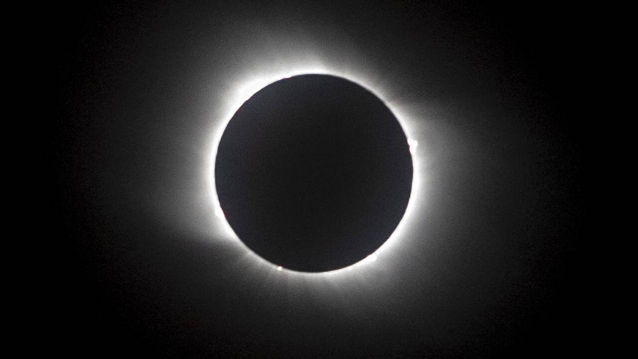 Eclipse totale du soleil au Chili et en Argentine plongés dans l'obscurité