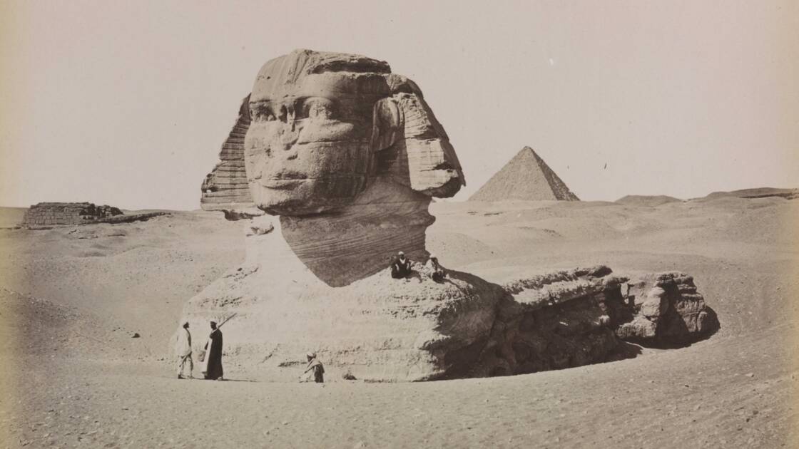 Pyramides et Sphinx...  Larcheo-dans-le-retro-55-le-desensablement-du-mythique-sphinx-de-gizeh