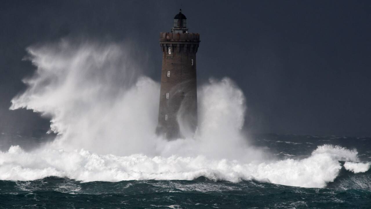 Tempête Bella : jusqu'à 18 000 foyers privés d'électricité en Bretagne, en Normandie et dans les Hauts-de-France