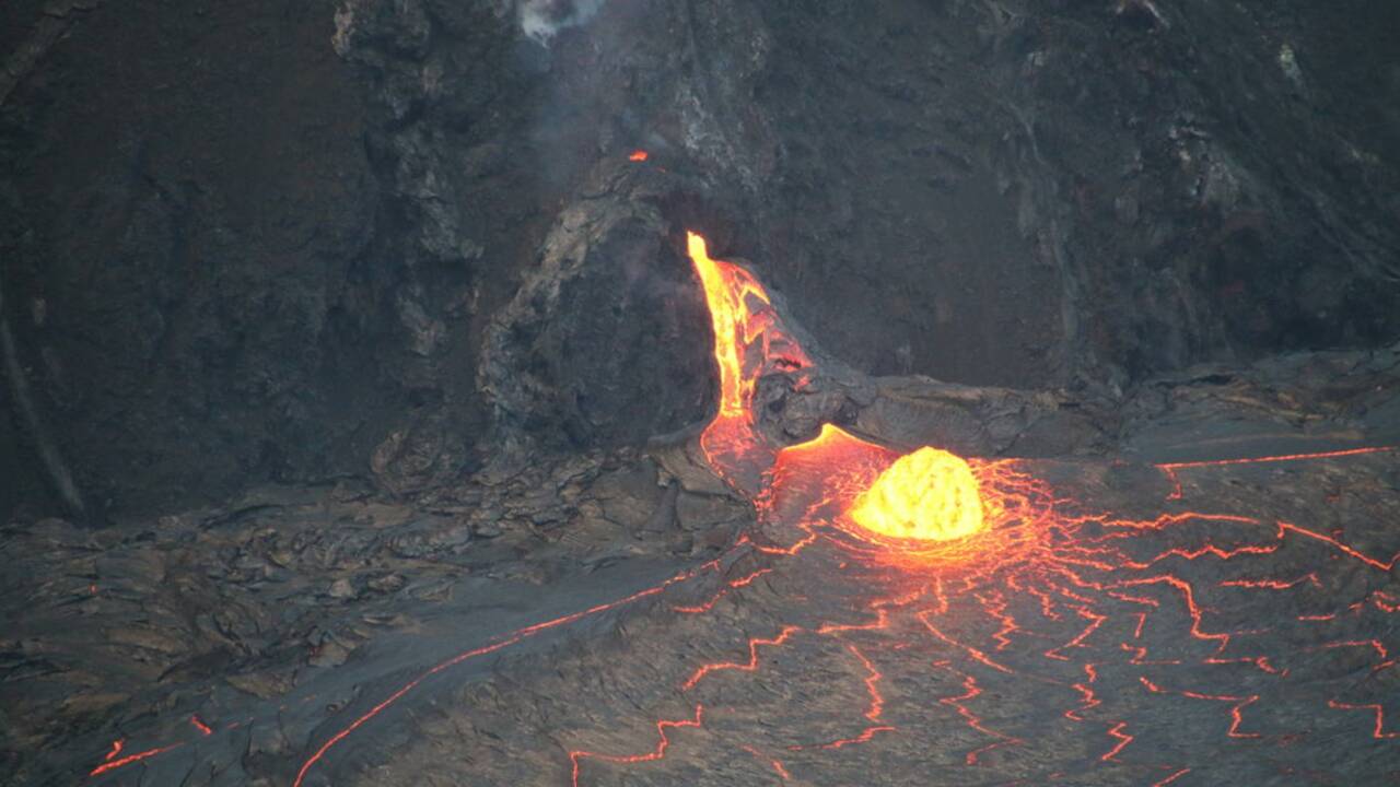 Hawaii : les images spectaculaires d'une fontaine de lave du volcan Kilauea