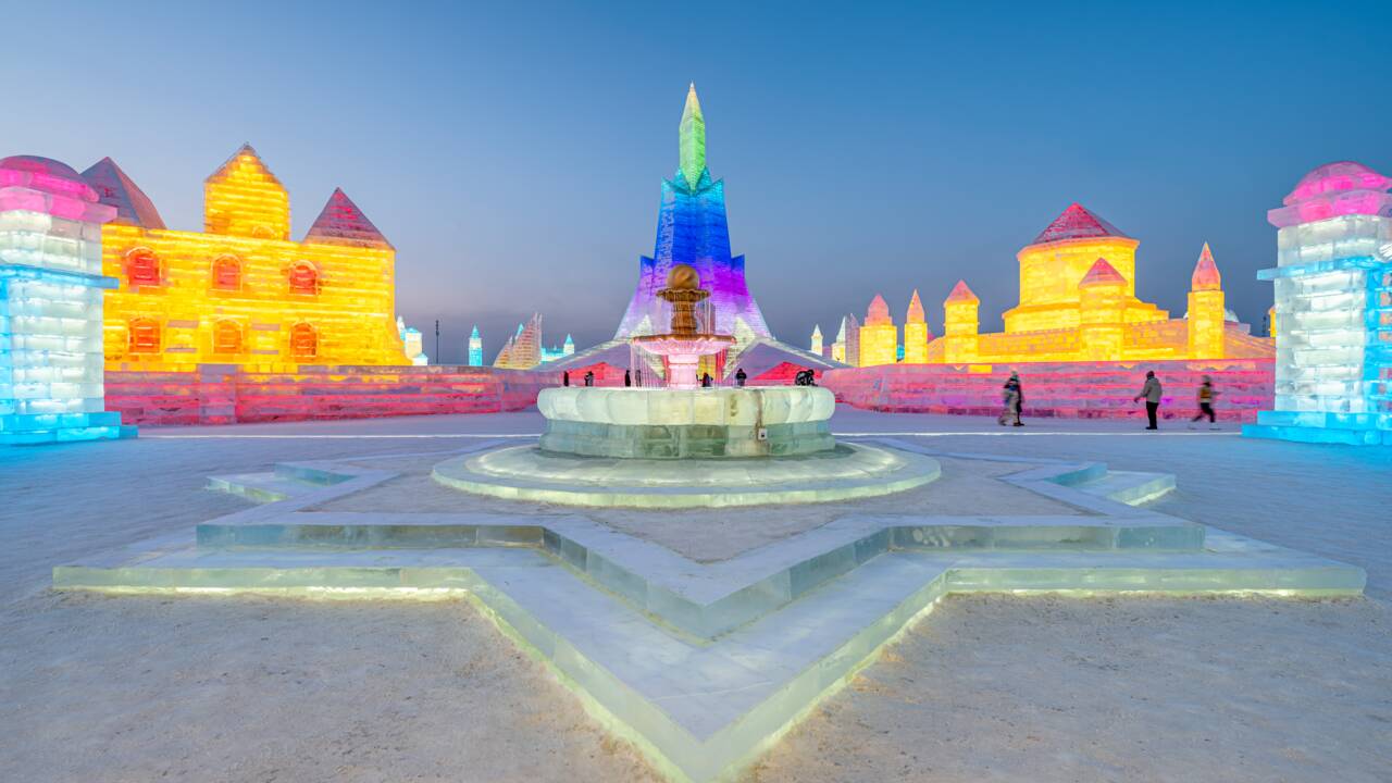 
En Chine, les routes de la soie à l'honneur du festival de sculptures sur glace de Harbin