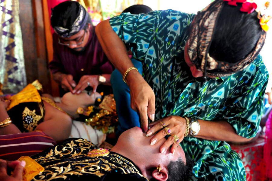 Bali : la cérémonie du limage des dents - GEO