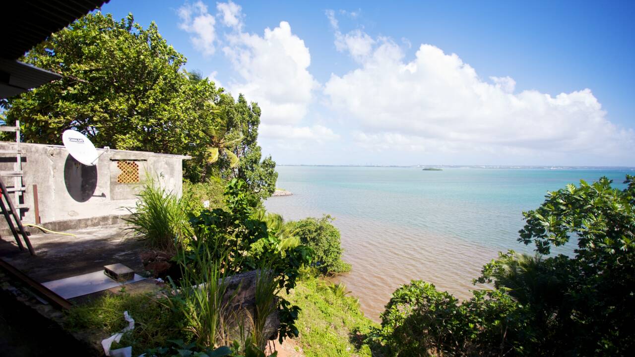 En Guadeloupe, des habitants délogés de la côte rongée par l'érosion