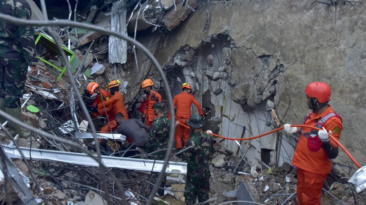Indonésie: les sauveteurs cherchent des survivants du séisme de Célèbes