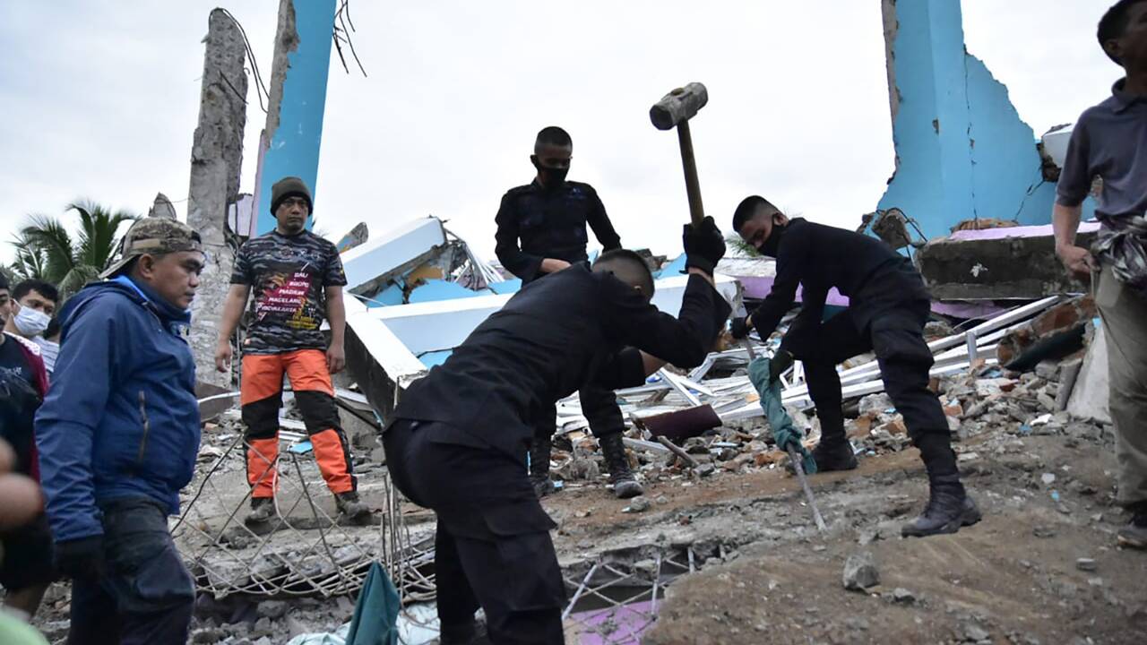 Indonésie: les sauveteurs cherchent des survivants du séisme de Célèbes