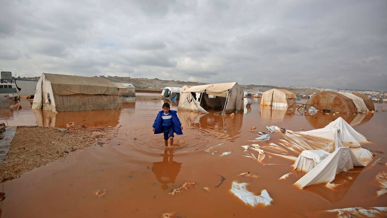 Syrie: la pluie transforme les camps de déplacés en "lacs" boueux, un enfant mort