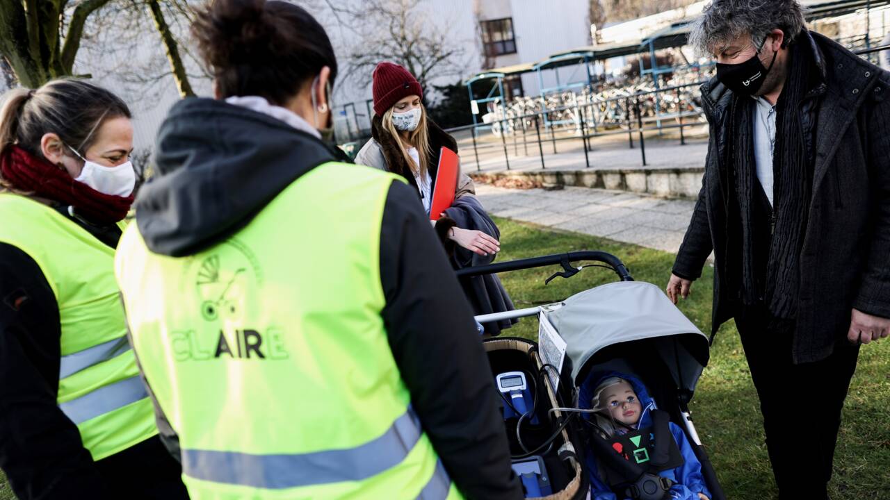 Qualité de l'air : en balade avec Claire, le "bébé témoin" de la pollution à Anvers