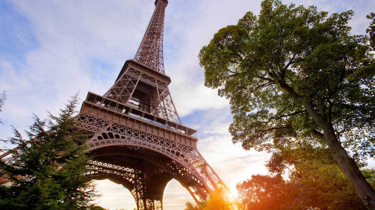 La Tour Eiffel s'offre une cure de jouvence pour retrouver sa couleur "gold"
