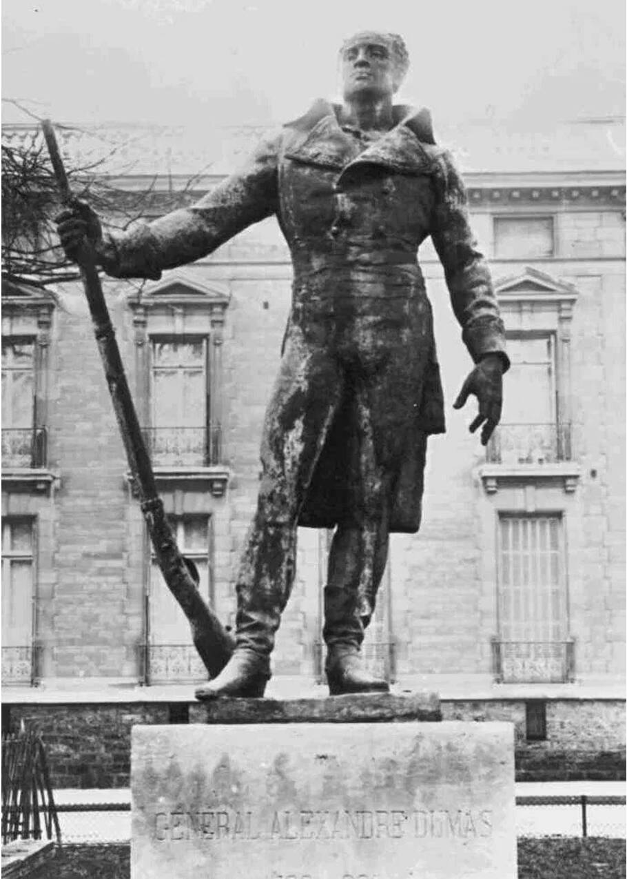 Une statue du général Dumas, fondue par les
nazis, de nouveau érigée à Paris