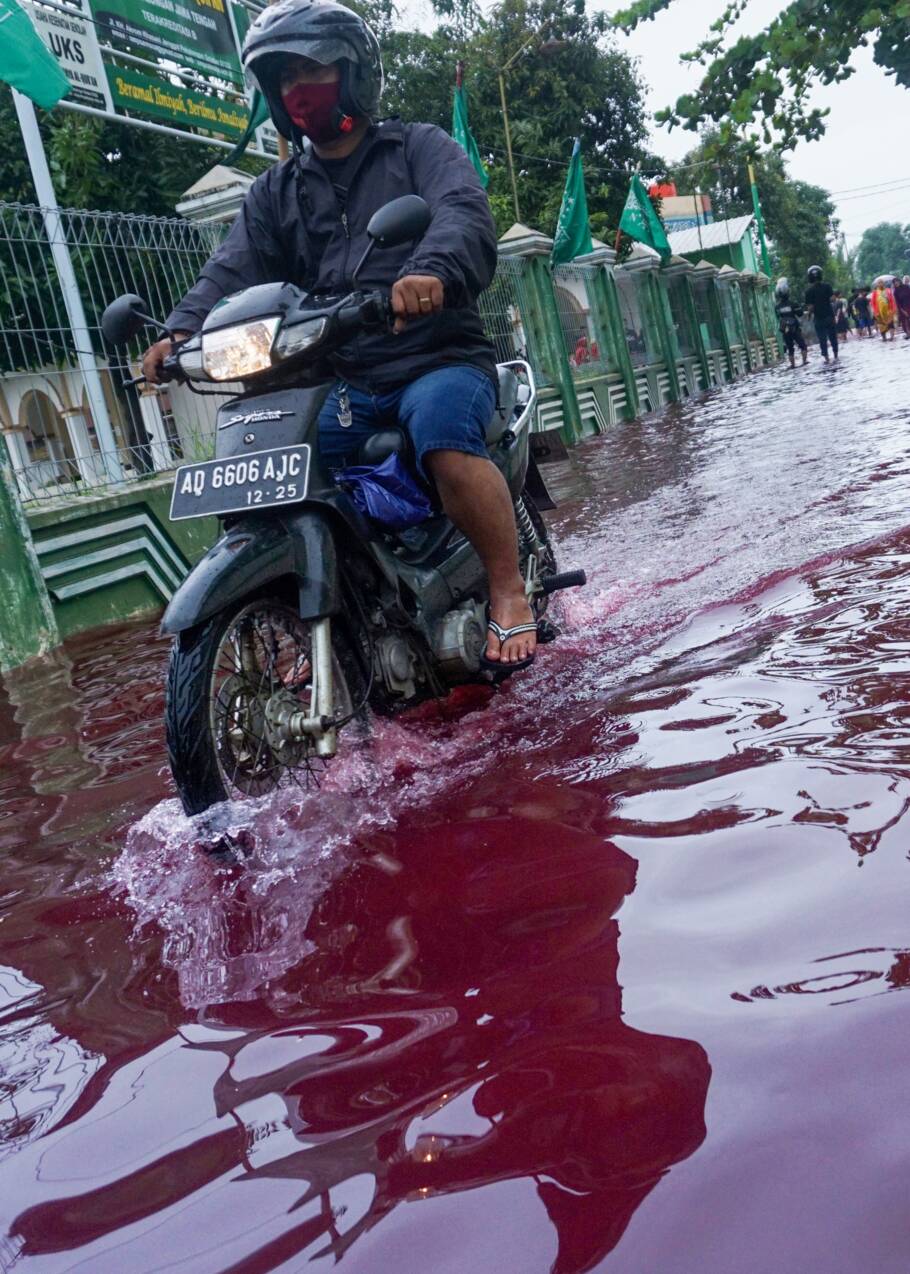 Indonésie: des flots de couleur rouge sang après des inondations