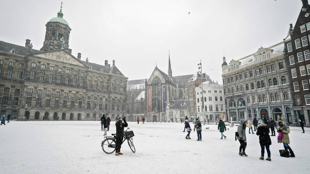 Les Pays-Bas frappés par leur première tempête de neige en 10 ans, l'Europe grelotte