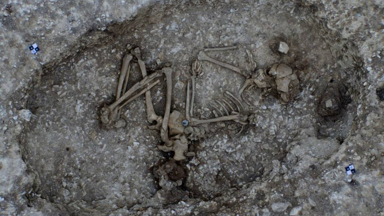 Des tombes de l'âge du bronze exhumées près du site de Stonehenge