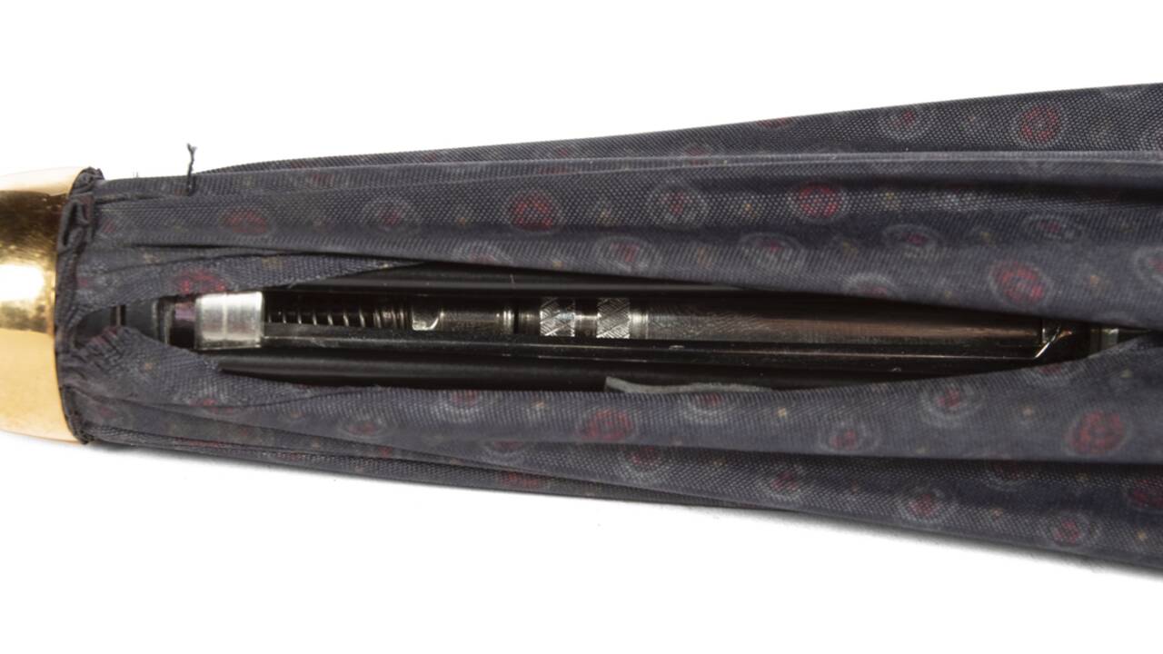 Micro dissimulé dans un stylo, parapluie à la pointe empoisonnée... Les vrais gadgets d'espions du KGB vendus aux enchères
