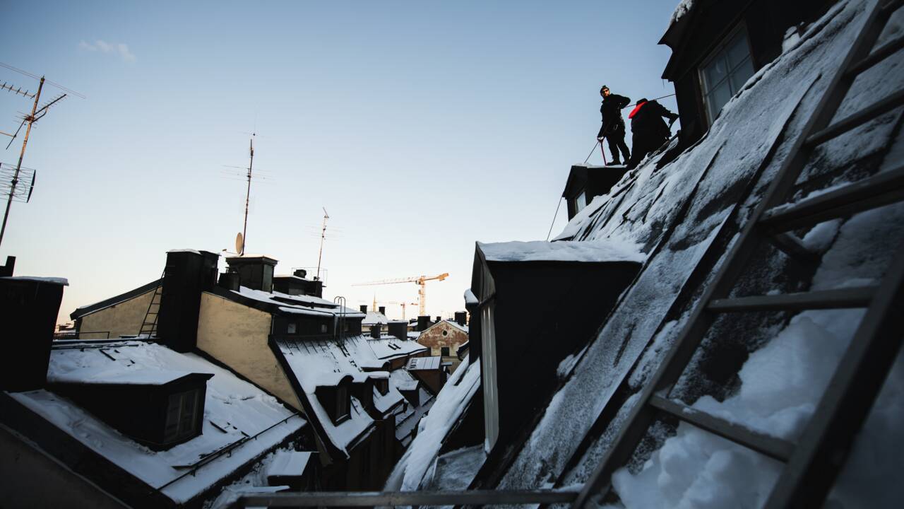 En Suède, les "déneigeurs du ciel" bravent le vertige sur les toits