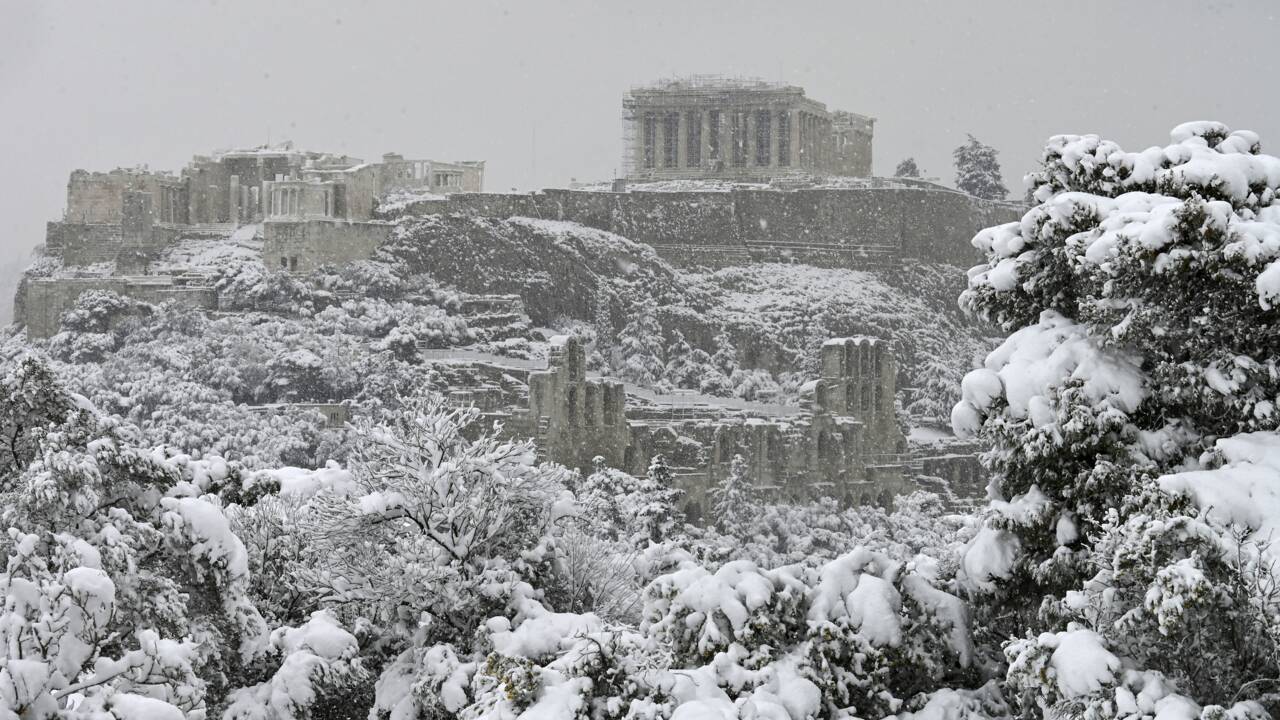 A Athènes, l'Acropole s'est réveillée sous un manteau de neige