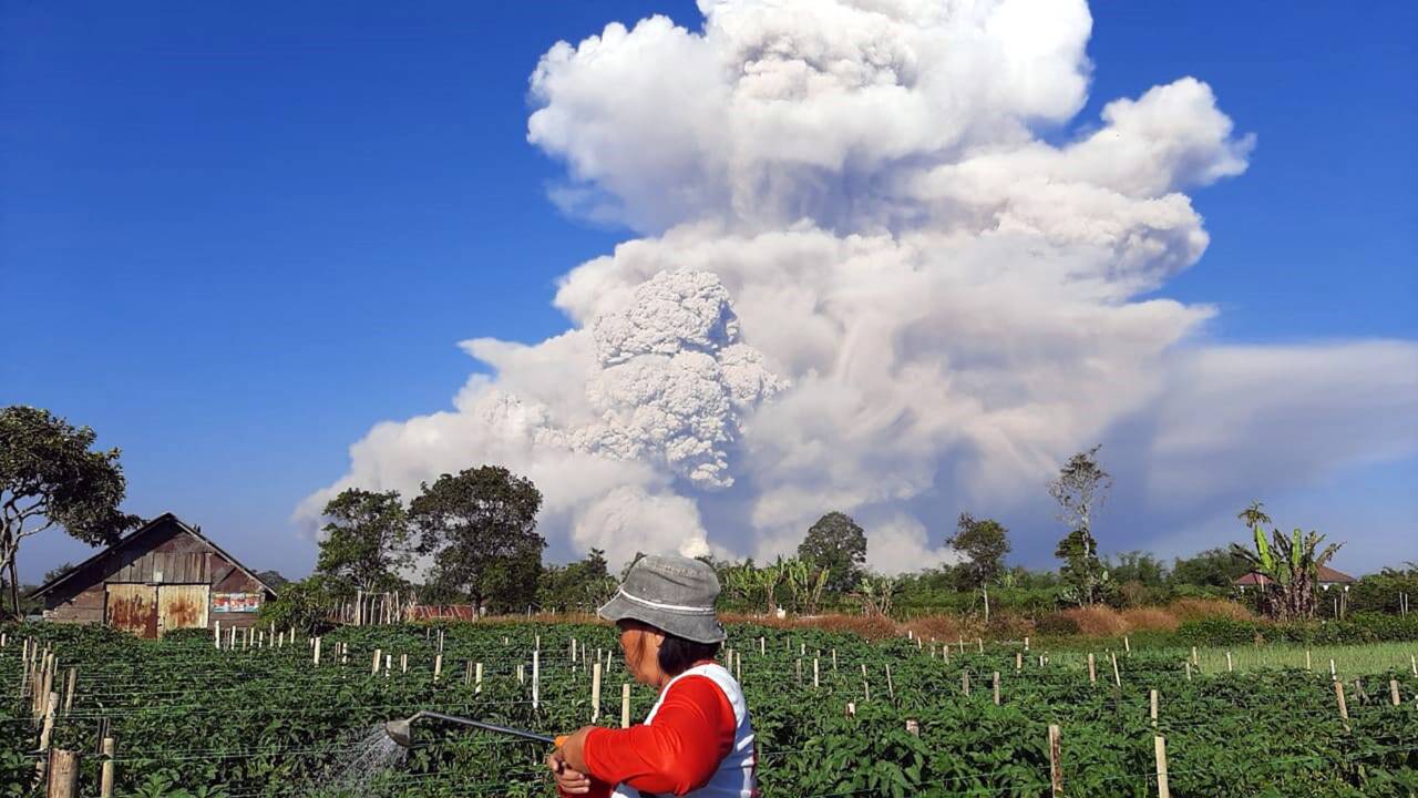 Indonésie: le volcan Sinabung crache une spectaculaire colonne de cendres