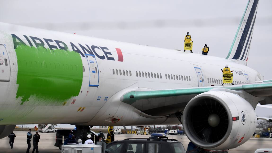 Avion repeint en vert à Roissy : neuf activistes de Greenpeace convoqués au tribunal