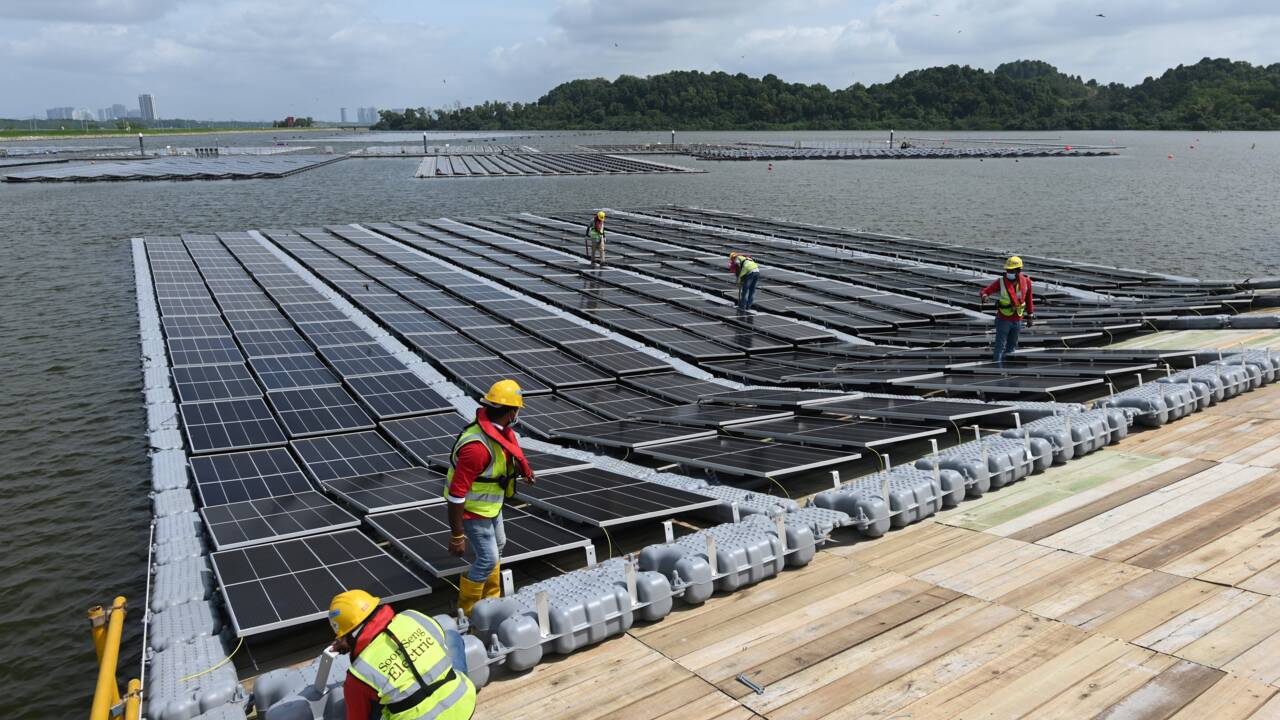 Singapour dévoile l'une des plus grandes centrales solaires flottantes au monde