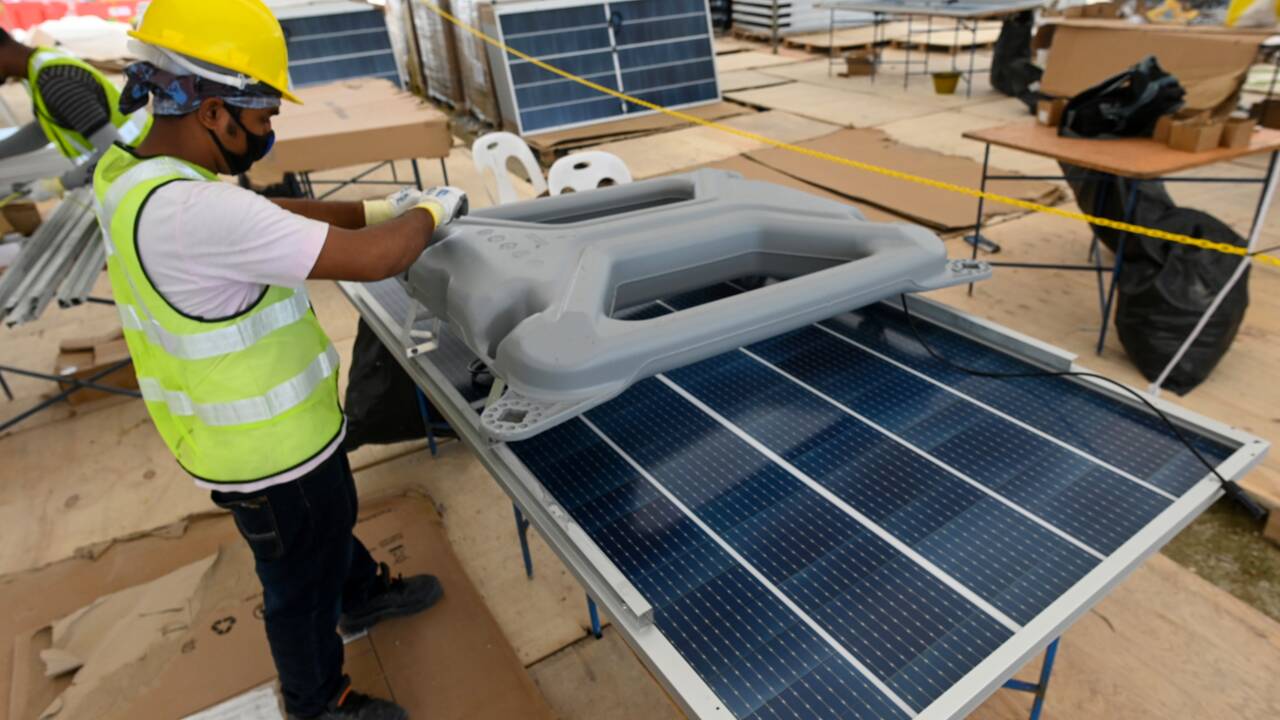 Singapour : des milliers de panneaux solaires sur l'eau faute d'espace
