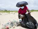 Nigeria : nettoyage de la plus grande plage de Lagos jonchée de plastique