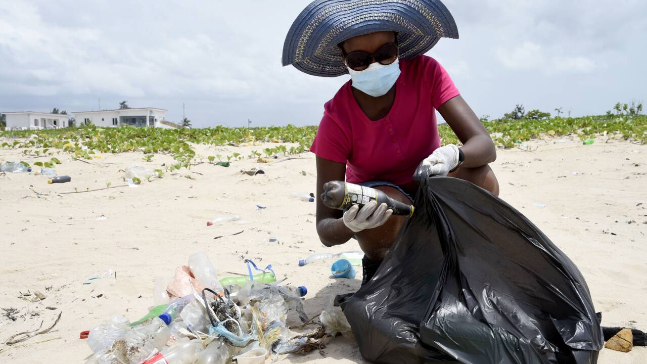 Nigeria : nettoyage de la plus grande plage de Lagos jonchée de plastique
