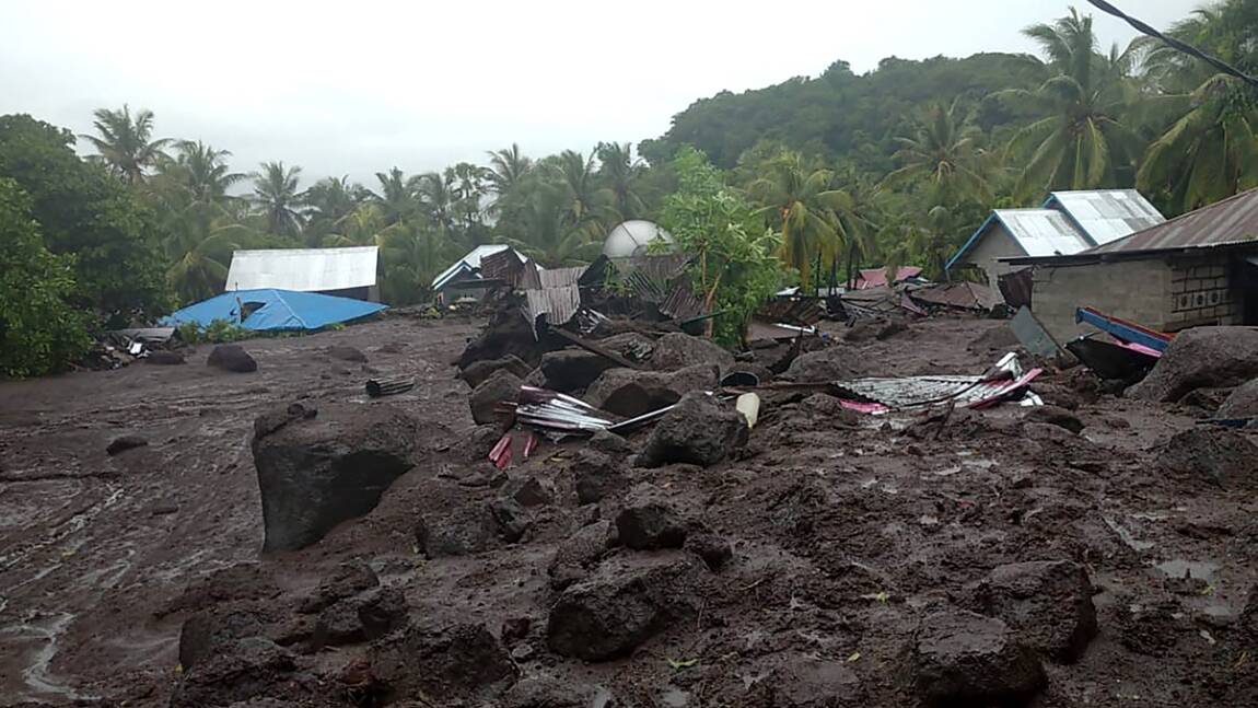 Des inondations font 23 morts sur l'île de Florès en Indonésie